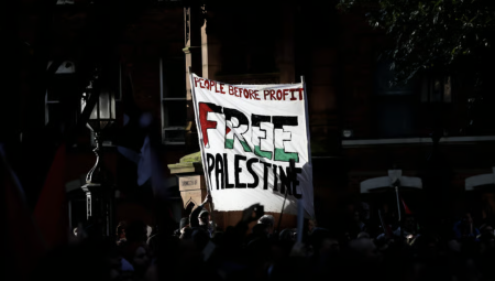 جدل في بريطانيا بعد اعتقال متظاهِرة في بلفاست لارتدائها قميص بالستاين آكشن