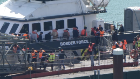 أكبر حصيلة منذ بدء اتفاق الهجرة مع فرنسا: 435 مهاجراً يصلون دوفر في يوم واحد