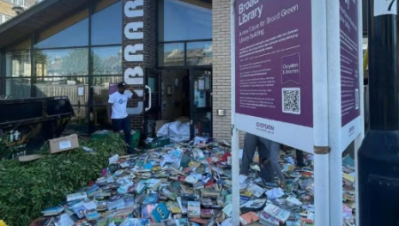 مئات الكتب في الشارع… غضب بعد إغلاق مكتبة برود غرين في كرويدون