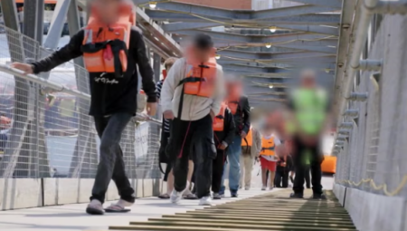 طالبو اللجوء المحتجزون يواجهون الصدمة: لم نسمع عن خطة واحد يدخل، واحد يخرج