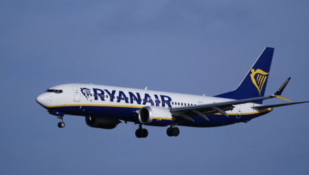 مشاجرة على متن رحلة ريان إير من لندن إلى لشبونة والسبب بكاء رضيع!