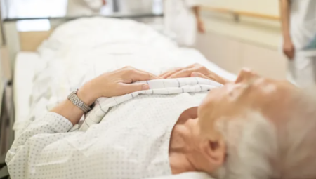 رجل يصاب بحالة نادرة بعد استبدال الملح بمادة سامة بناءً على نصيحة من شات جي بي تي