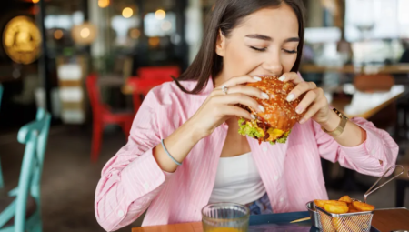 انخفاض الإقبال على الوجبات السريعة مع ارتفاع أسعار البقالة هذا الصيف