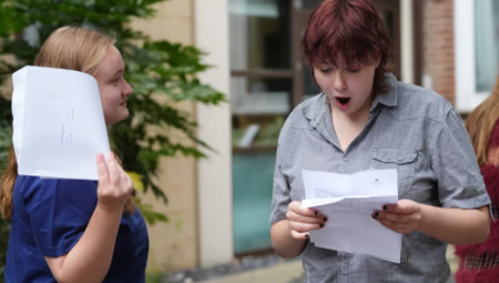 طلاب لندن يتصدرون نتائج GCSE رغم تراجع معدلات النجاح لعام 2025