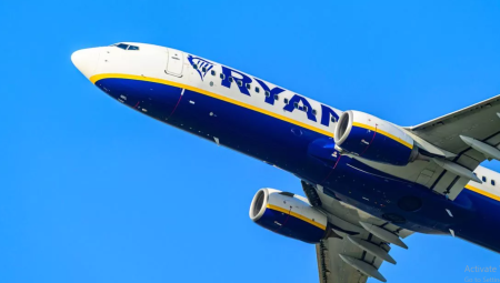 رحلة رايان إير تعود إلى مانشستر بعد محاولة أحد الركاب فتح باب الطوارئ