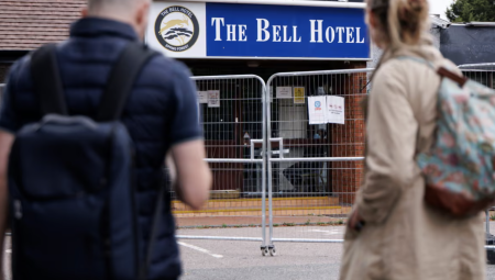 وزارة الداخلية البريطانية تتعهد بموجة واسعة لإغلاق فنادق طالبي اللجوء مطلع 2026