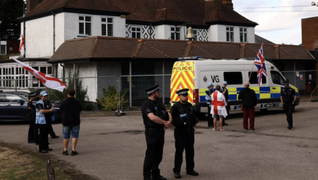 ثلاثة اعتقالات في إيبينغ بعد احتجاجات على بقاء طالبي اللجوء بفندق بيل