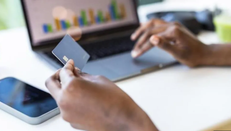 قاضٍ بريطاني: التسوق الإلكتروني أثناء العمل لا يبرر الفصل التعسفي