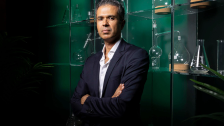 مؤتمر حزب الإصلاح: نايجل فاراج يستضيف طبيبًا بريطانيًا يزعم أن لقاحات كوفيد تسبب السرطان