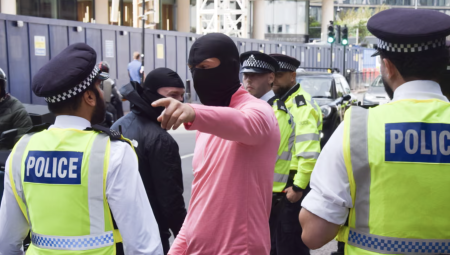 اعتقال سبعة أشخاص خلال احتجاجات مناهضة للّجوء واعتداءات على الشرطة في لندن وإسيكس