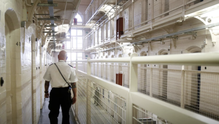 ستارمر يطرح خطة قضائية قد تُبقي نصف المجرمين خارج السجون في بريطانيا