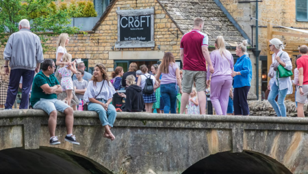 سياح تيك توك يُغرقون بورتون أون ذا ووتر بالفوضى ويثيرون غضب السكان