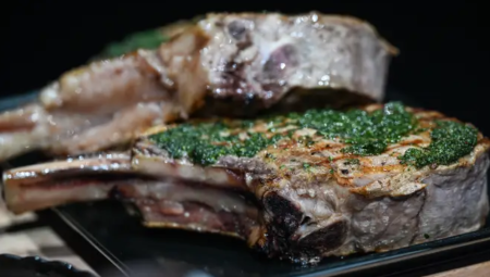 أزمة لحوم البقر تدفع أسعار شرائح اللحم في بريطانيا إلى 30 جنيهًا إسترلينيًا