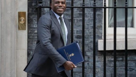 ديفيد لامي: حرب غزة غير إنسانية ولا يمكن تبريرها ويجب أن تتوقف فوراً