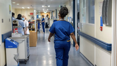 سوق العمل البريطاني يتباطأ: الخريجون والعاملون في الصحة والتعليم الأكثر تضرراً