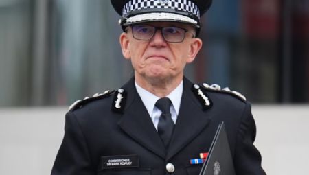 شرطة لندن توقف ضباطًا بعد اتهامات بدعم تومي روبنسون ومعاداة المسلمين