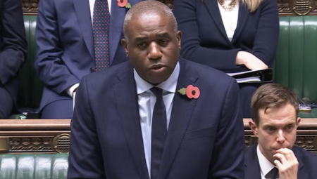 بريطانيا تتجه لتقليص دور المحلفين بإصلاحات يقودها لامي