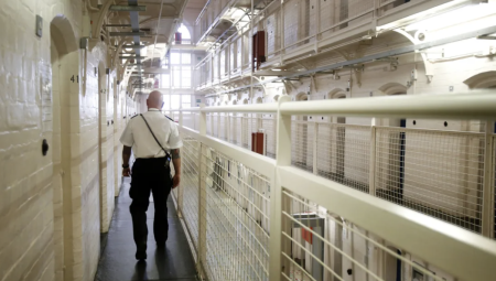 12 سجينًا أُفرج عنهم عن طريق الخطأ خلال الأسابيع الثلاثة الماضية واثنان لا يزالان طليقين