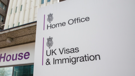 دراسة: نظام الهجرة الرقمي البريطاني يضع المهاجرين تحت ضغط وخطر فقدان حقوقهم