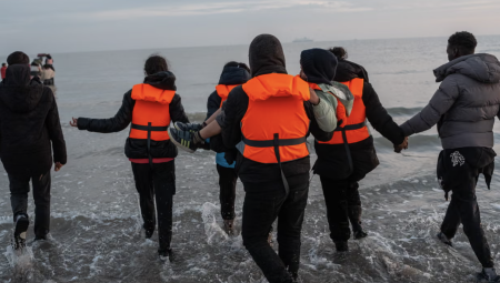 تقرير: سياسات بريطانيا لمنع عبور القوارب تزيد العنف والوفيات ولا تحدّ من الأعداد