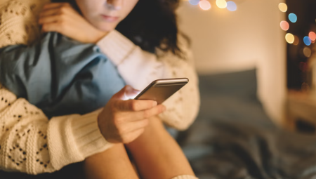 دراسة: ربع المراهقين في بريطانيا يلجأون إلى روبوتات الذكاء الاصطناعي لدعم صحتهم النفسية