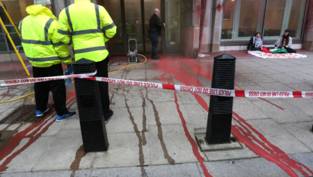 نشطاء يرشّون مبنى وزارة العدل بالطلاء الأحمر احتجاجًا على إضراب سجناء مؤيدين لفلسطين