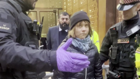 غريتا ثونبرغ تواجه الاعتقال أثناء مظاهرة دعم مضربي الطعام من Palestine Action