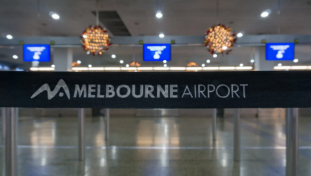 اعتقال بريطاني في مطار ملبورن بعد محاولة الاستيلاء على سلاح شرطي