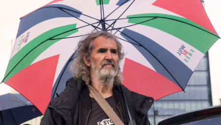 بنك بريطاني يجمّد أموال منظمة تضامن مع فلسطين رغم عدم صلتها بـ Palestine Action