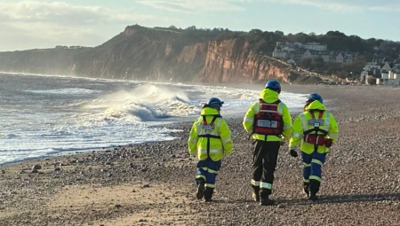 خفر السواحل يوقف البحث عن سباحين مفقودين في ديفون يوم عيد الميلاد