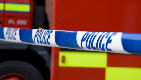 حريق مأساوي قرب ستراود يترك ثلاثة أشخاص في عداد المفقودين