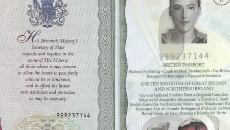 إطلاق جواز سفر بريطاني جديد بشعار الملك تشارلز وميزات أمنية متقدمة