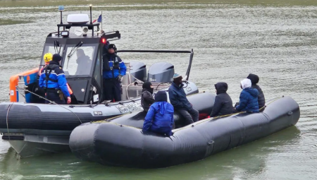 فرنسا تنفذ أول اعتراض بحري للقوارب الصغيرة المتجهة إلى المملكة المتحدة