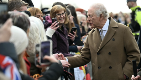 الملك تشارلز يُبدي قلقًا بالغًا حيال مزاعم تورط الأمير أندرو مع جيفري إبستين