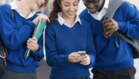سياسات الهواتف تستنزف كوادر المدارس في إنجلترا بـ100 ساعة عمل أسبوعياً