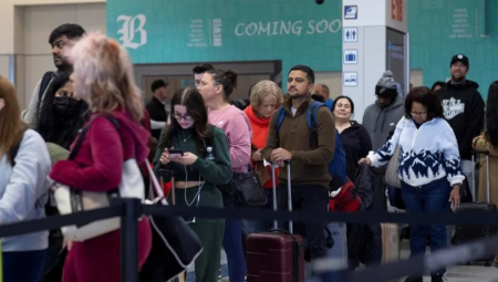 دعوات في مجلس الشيوخ لترامب للتراجع عن إلزام السياح بكشف حساباتهم على مواقع التواصل