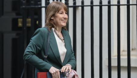 الحكومة البريطانية تسجل فائضاً قياسياً في يناير مع نمو مبيعات التجزئة