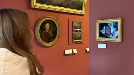 نشطاء يعلقون صورة اعتقال الأمير السابق أندرو في متحف اللوفر