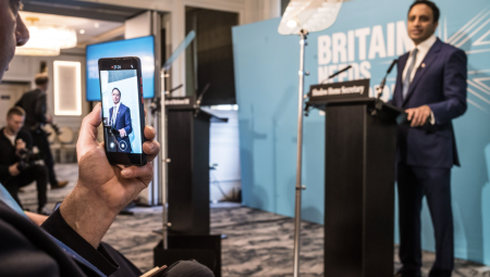 انتقادات واسعة لحزب الإصلاح بسبب خطط ترحيل المهاجرين