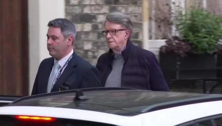 الإفراج عن اللورد ماندلسون بكفالة والتحقيق مستمر في مزاعم تسريب معلومات