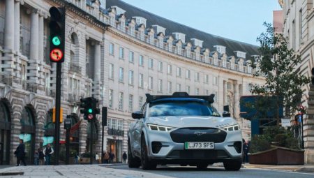 Wayve البريطانية تجمع 1.5 مليار دولار استعدادًا لإطلاق سيارات الأجرة الآلية في لندن