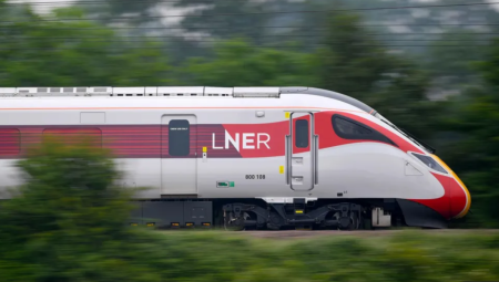 فصل عامل قطار بعد تقديم لفائف نقانق مأخوذة من سلة المهملات للركاب