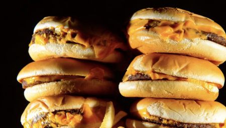 بريطانيا تحظر إعلانات الوجبات السريعة على التلفزيون والإنترنت لمواجهة سمنة الأطفال