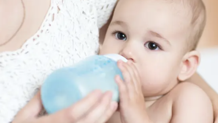 نستله تسحب دفعات من حليب الأطفال في بريطانيا بسبب سم محتمل