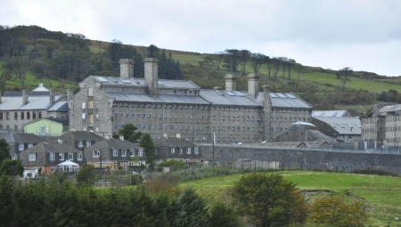 صفقة حكومية تثير الجدل: إيجار سجن ملوث بالرادون بأكثر من 100 مليون جنيه إسترليني