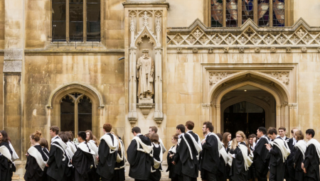 جدل في كامبريدج لتركيز كلية ترينيتي هول على طلاب المدارس الخاصة