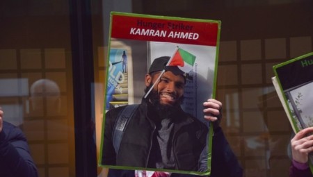 بريطانيا: ناشط من أجل فلسطين على شفا الموت بعد 59 يوماً من الإضراب عن الطعام