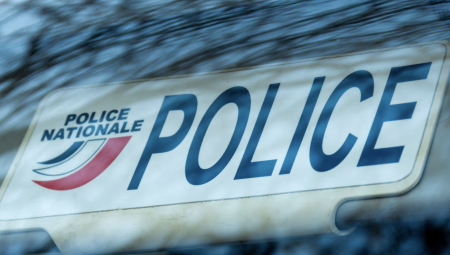 فرنسا تعتقل ناشطين بريطانيين من اليمين المتطرف على خلفية التحريض ضد المهاجرين