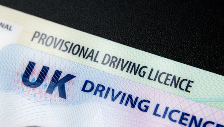 تحذير للسائقين البريطانيين: عدم تنظيف زجاج السيارة قد يكلفك غرامة تصل إلى 2,500  إسترليني