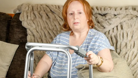 امرأة تقاضي هيئة الخدمات الصحية الوطنية بعد علاج كيميائي غير ضروري استمر ست سنوات